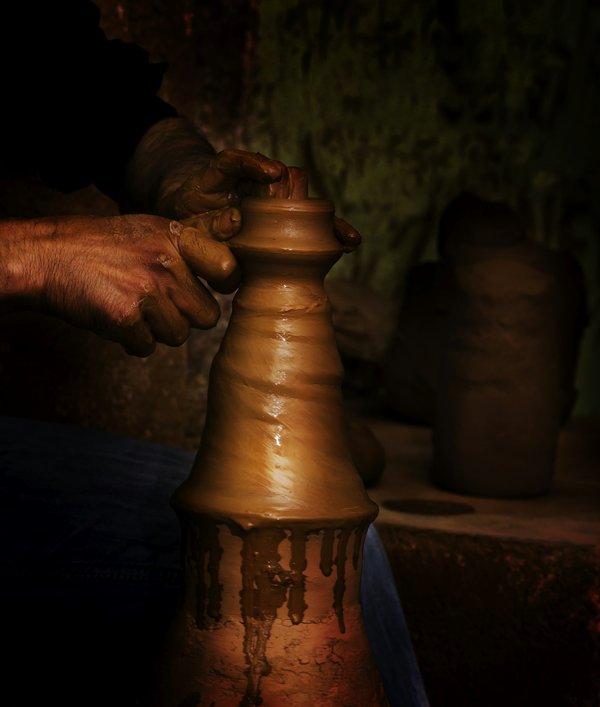 Comment découvrir les traditions de la poterie en Afrique du Sud sans frais cachés?